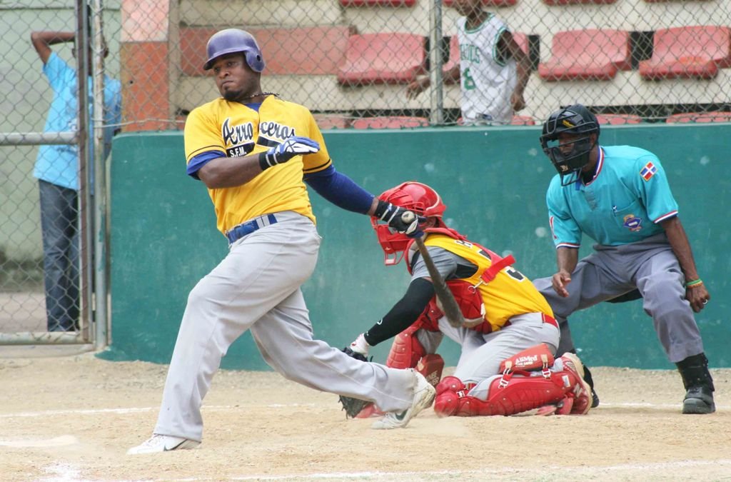 José Pineda de los Arroceros encabezó la ofensiva del primer juego con dos cuadrangulares y cinco impulsadas
